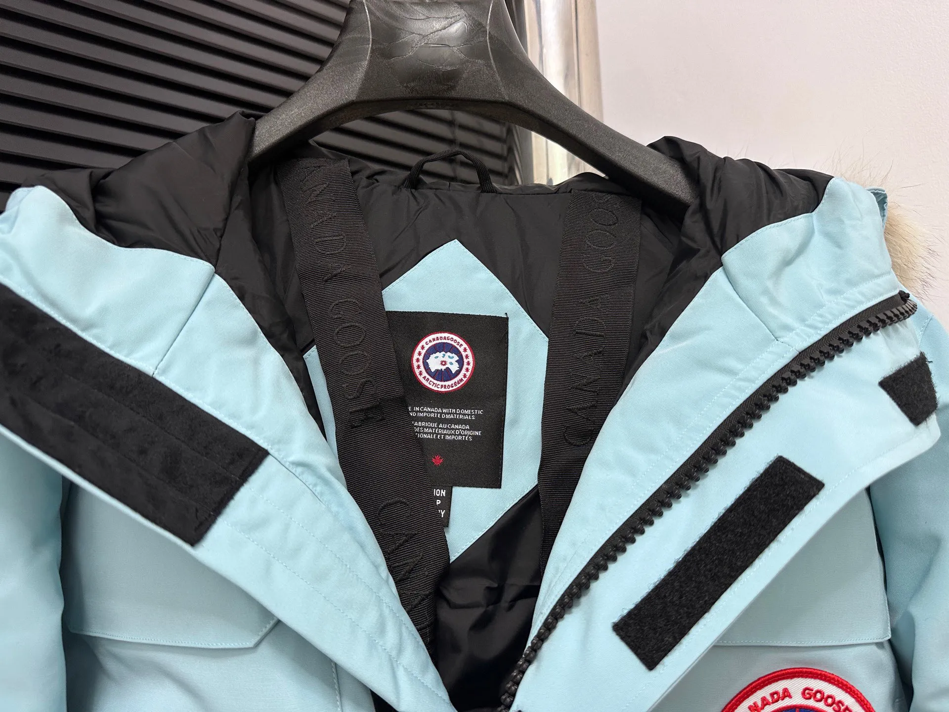 P780 Top Purchasing Version (Wolf Hair Optional) 🇨🇦CANADA GOOES 24 new models 08 models/couple models Factory direct supply: supplying global purchasing agents, micro-business, entities, Tmall, high-end stalls and studio cooperation, free shipping! Canada Goose Expedition Parka 2008 is the same style for men and women. It is mid-length and the most timeless classic. All Arctic and Antarctic scientific expedition teams choose Canada Goose as their cold-proof equipment. It is the Rolls-Royce of down jackets. ➖ Industry-leading anti-counterfeiting chip sensing. ➖ Imported Behringer embroidery machines and customized embroidery labels, the highest level and industry leading. ➖ Imported Korean 21-count polyester-cotton blended original fabric, TC85 waterproof coated fabric, water-repellent, windproof and wear-resistant. ➖ The new national standard 80 white duck down is filled with an average of 520 grams of down. The amount of down filled is industry-leading. ➖ 100% nylon lining with double double-layer sealing design to prevent velvet running, and seamless thread design on the cuffs! ➖ Western Canadian Green Wolf Collar. ➖ Yoshida YKK provides original factory-customized electroplated sliders. YKK two-way lockable zippers are tight and smooth and do not peel off paint. ➖ 3M composite Velcro is durable and the accessories and hardware are all custom-made. Note: Our copywriting is only simple and clear. Instead of bragging about the copywriting, it is better to compare and understand with samples. Only for the purest goose, the most dedicated, the most professional, the highest quality, the highest cost performance!  Size:XS-XXL